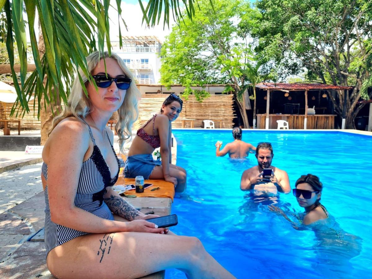 The All Inclusive Hostel - Food, Drinks And Transportation To The Beach And Cenotes トゥルム エクステリア 写真